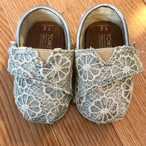Toms silver sparkle crochet flower baby flat
